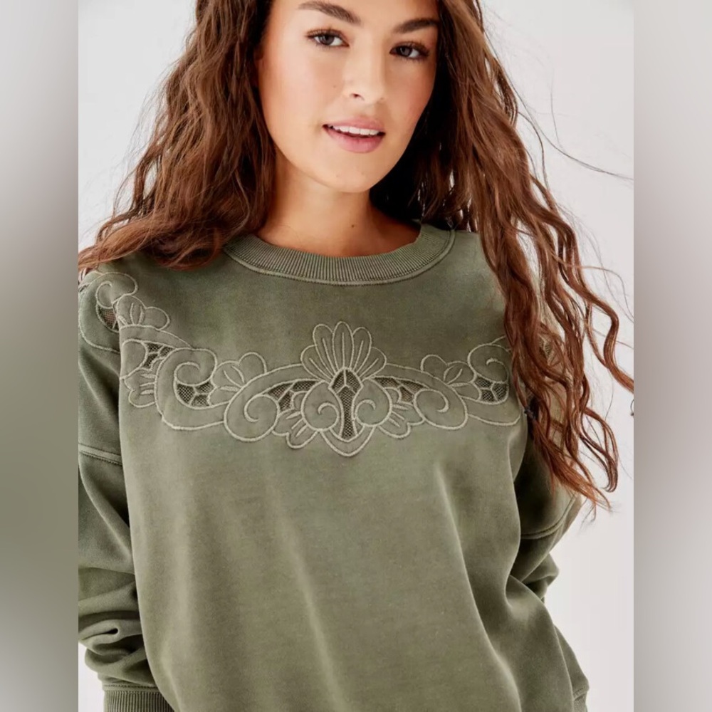 2/40 American Eagle Green Embroidered Sweatshirt - Women’s Large